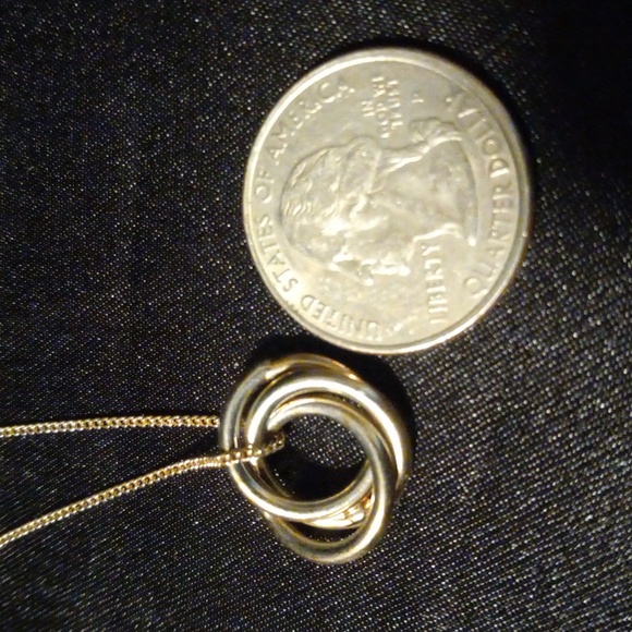 3 interlocking rings, Live, Laugh, Love on an 18 inch box chain - Picture 4 of 4